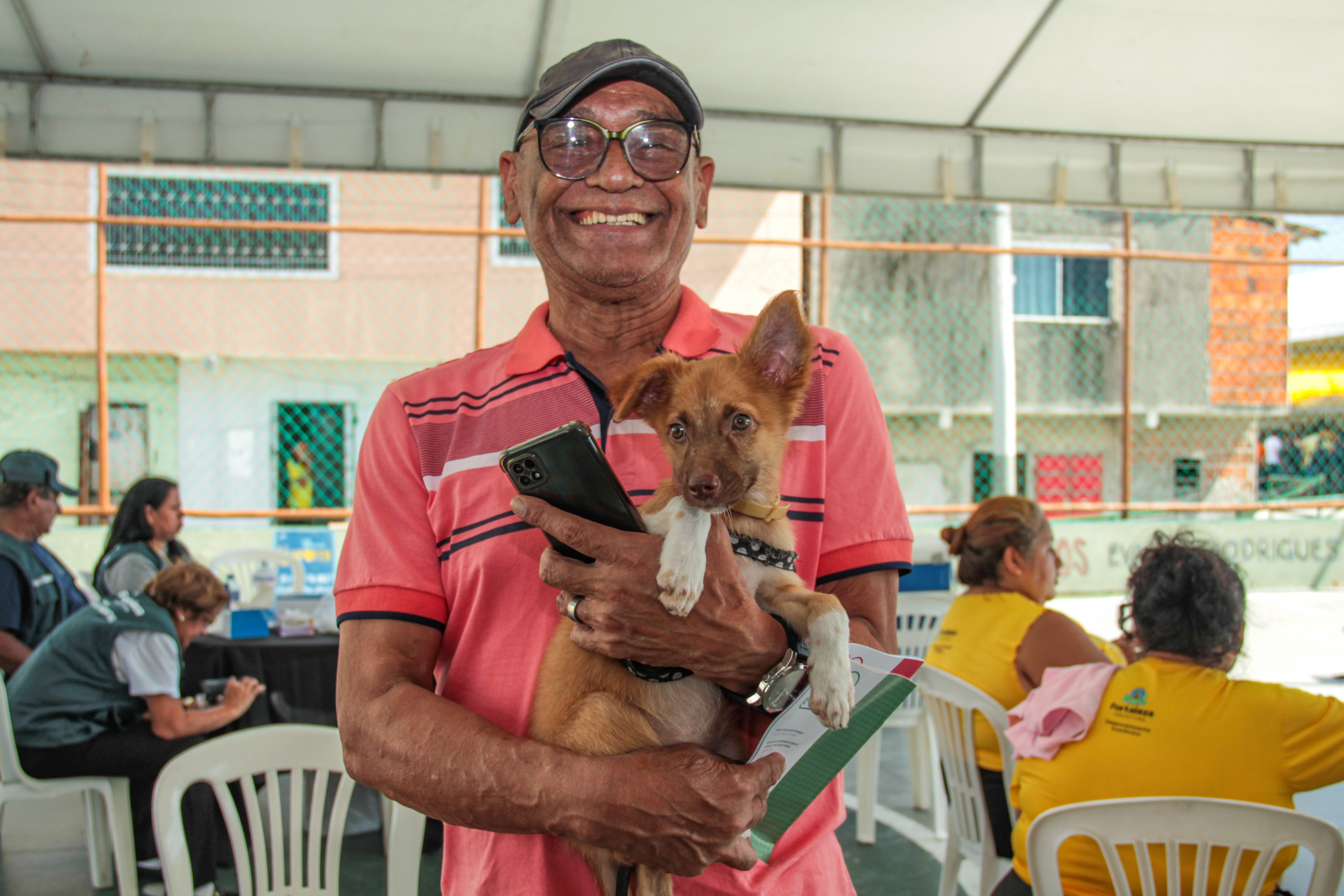 homem segurando cachorro yorkshire